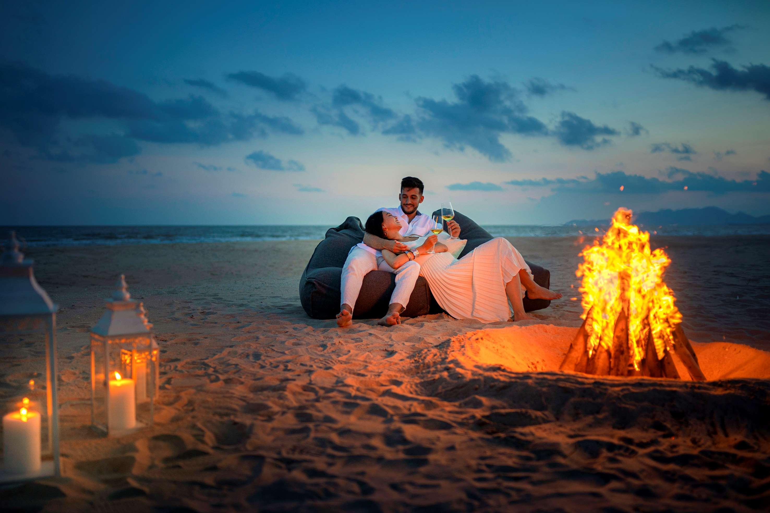 Melia Ho Tram Beach Resort Exterior foto A couple at the beach at the resort