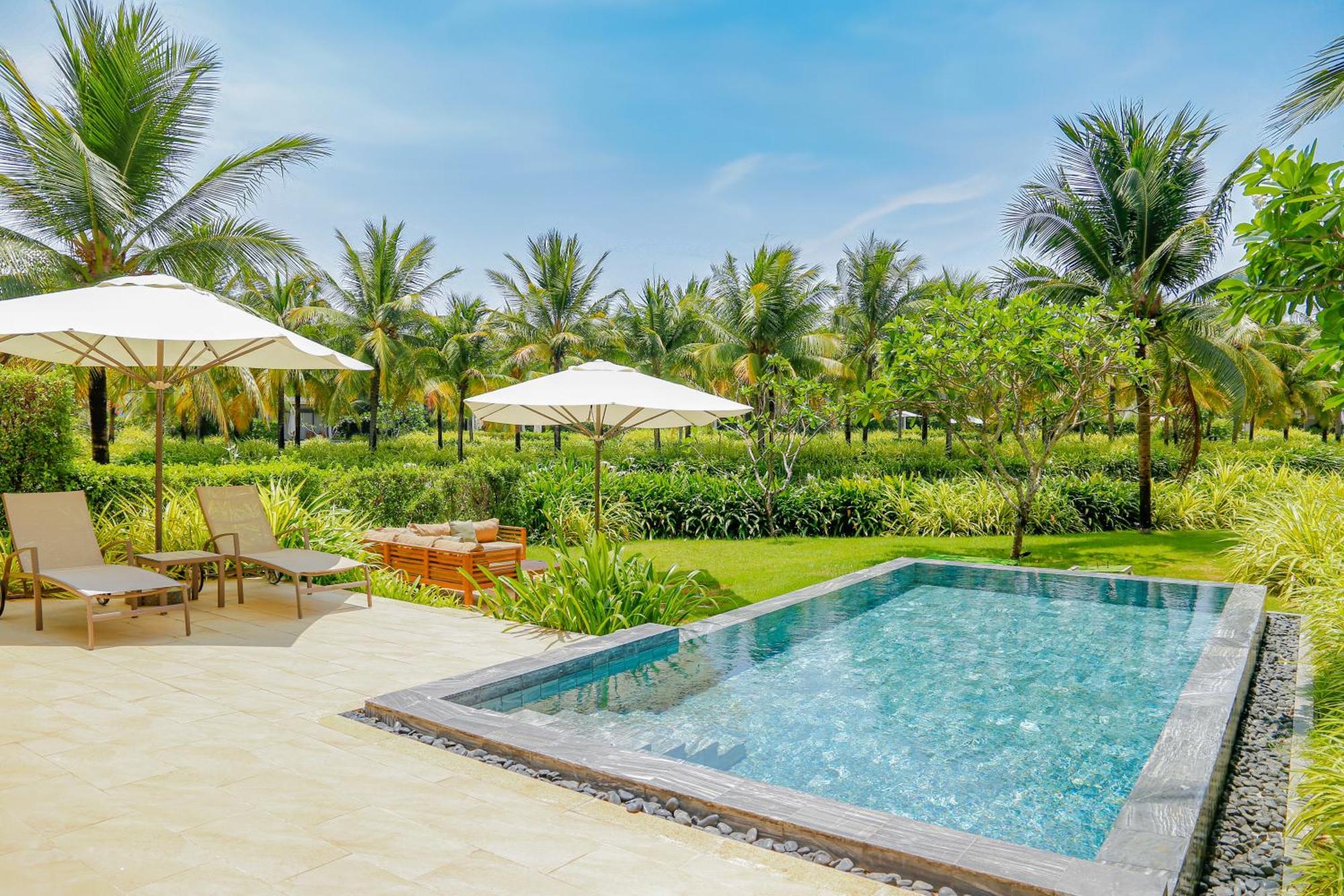 Melia Ho Tram Beach Resort Exterior foto A pool at the resort