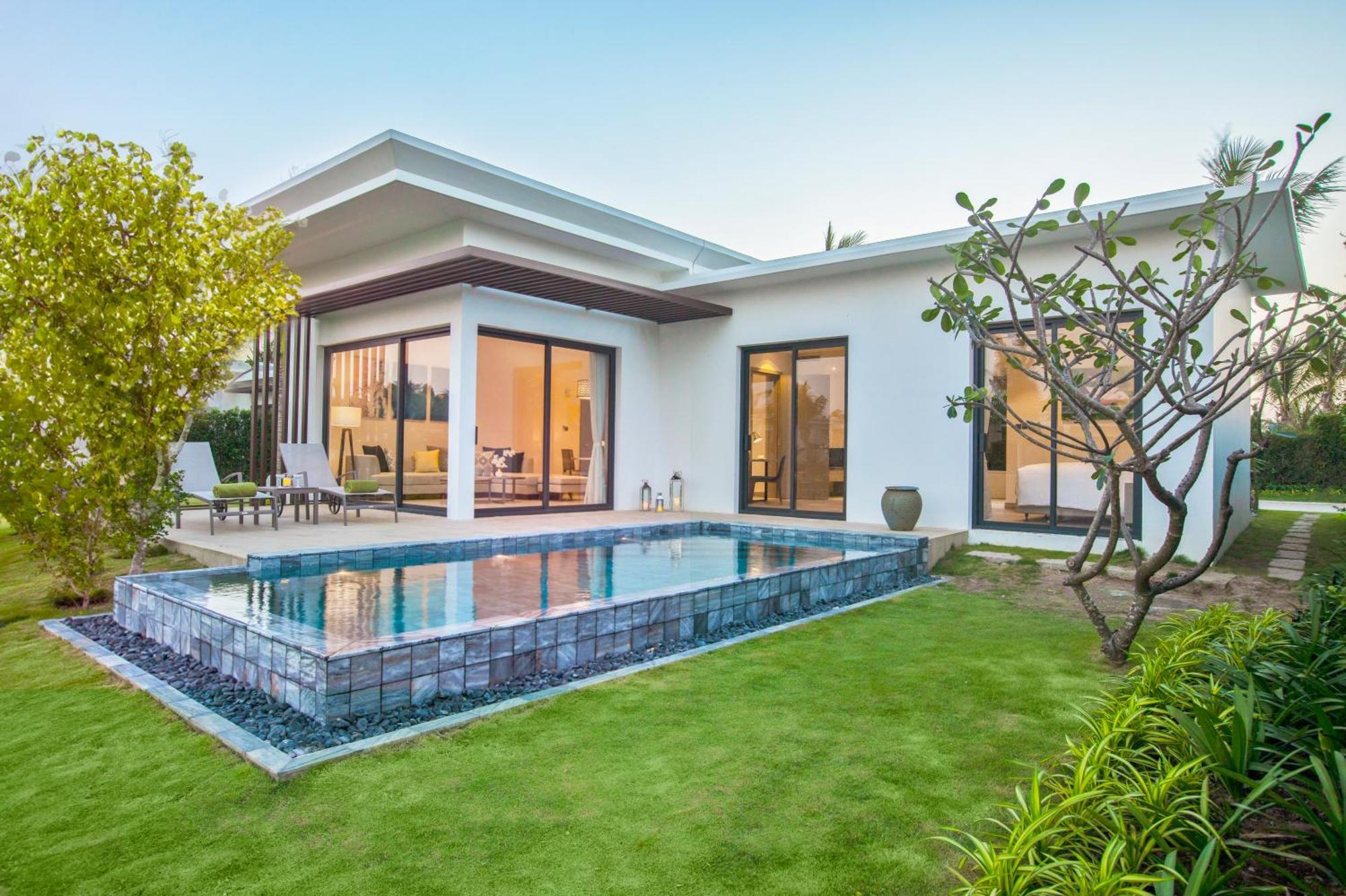 Melia Ho Tram Beach Resort Exterior foto A pool villa at Centara Karon Resort & Villas Phuket
