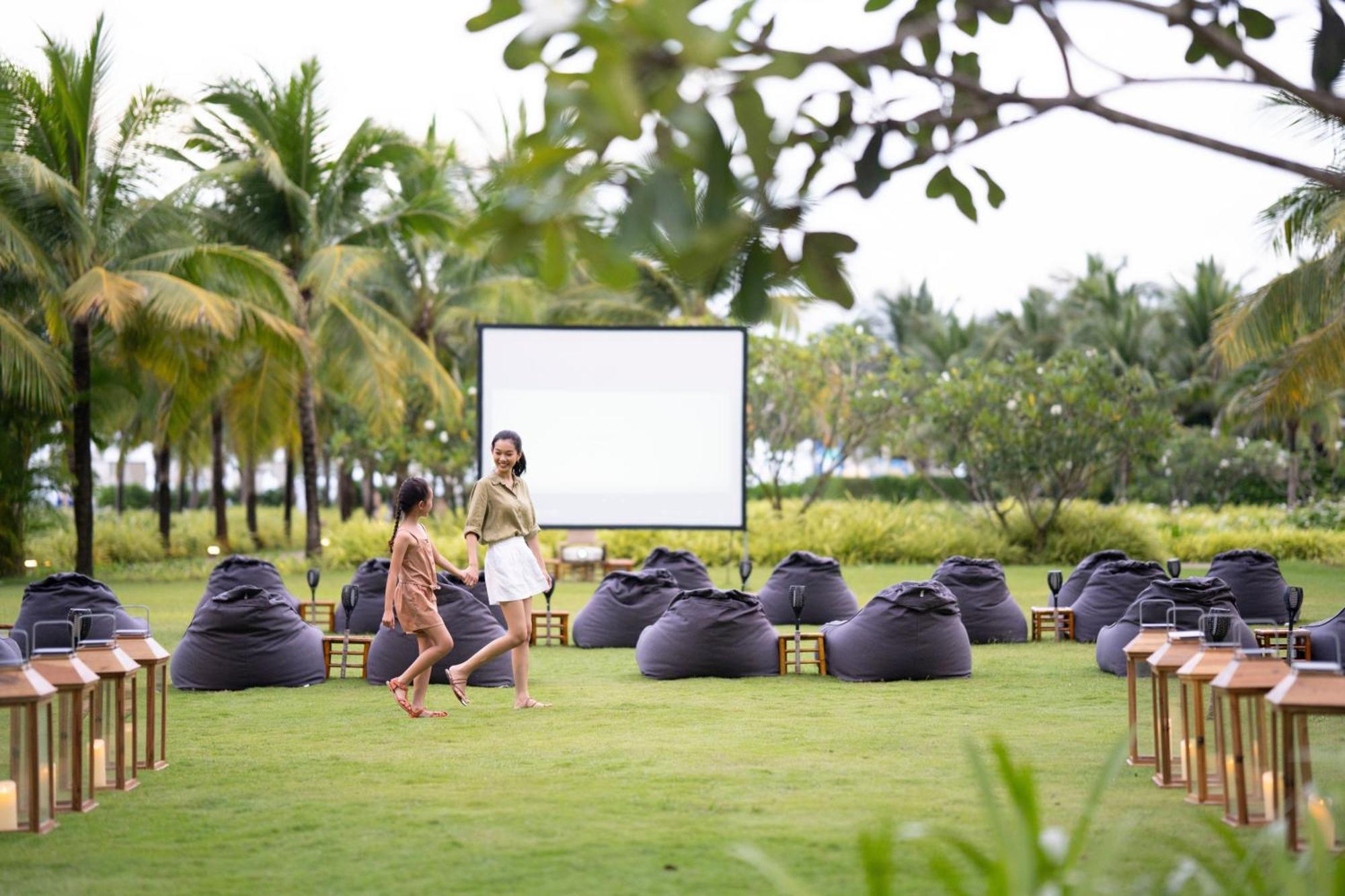 Melia Ho Tram Beach Resort Exterior foto The lawn at the resort