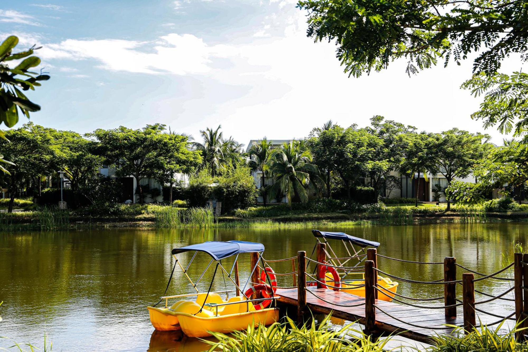 Melia Ho Tram Beach Resort Exterior foto The lake at the park