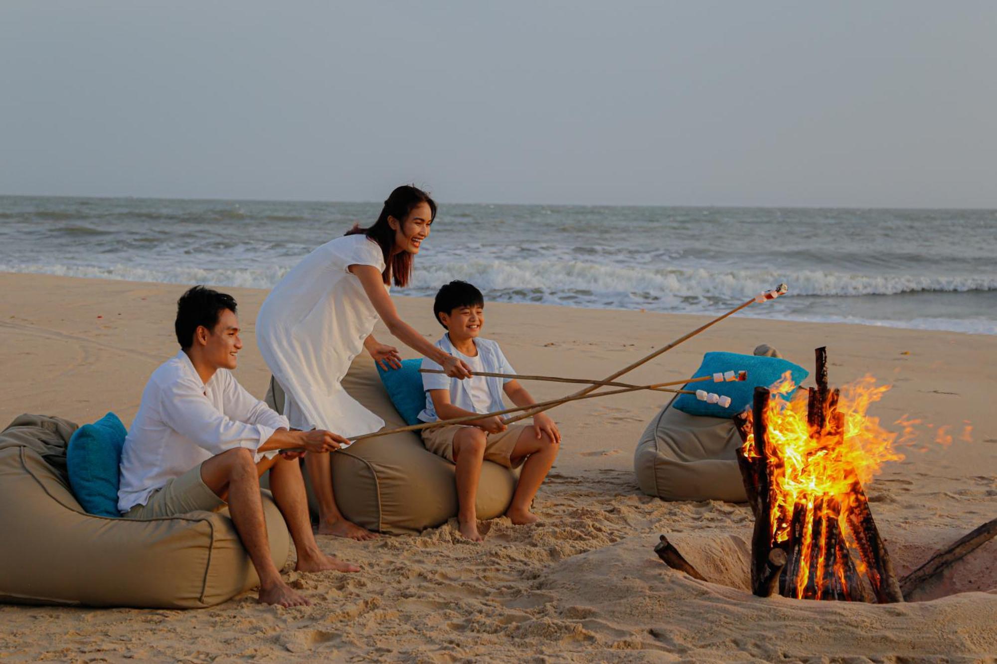 Melia Ho Tram Beach Resort Exterior foto A family at the beach